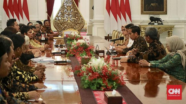 Terima Peserta Kamisan, Jokowi Disebut Lebih Banyak Mendengar Juru Bicara Presiden Johan Budi menyatakan dalam pertemuan dengan peserta aksi Kamisan, Presiden RI Jokowi lebih banyak ingin mendengarkan.