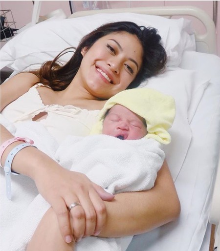 Onlayn porno tomosha qilish: Ota qizini sikadi