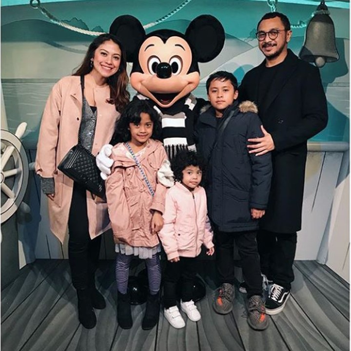 <p>Cheers! Foto dulu sama Mickey Mouse ya. (Foto: Instagram @giring)</p>
