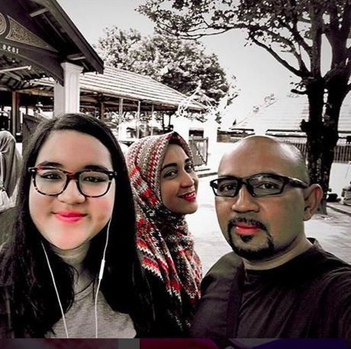 <p>Devi mengunggah kebersamaan dengan keluarganya di Yogyakarta. Wah melihat harmonisnya keluarga mereka, hati jadi adem. (Foto: Instagram @devips)</p>