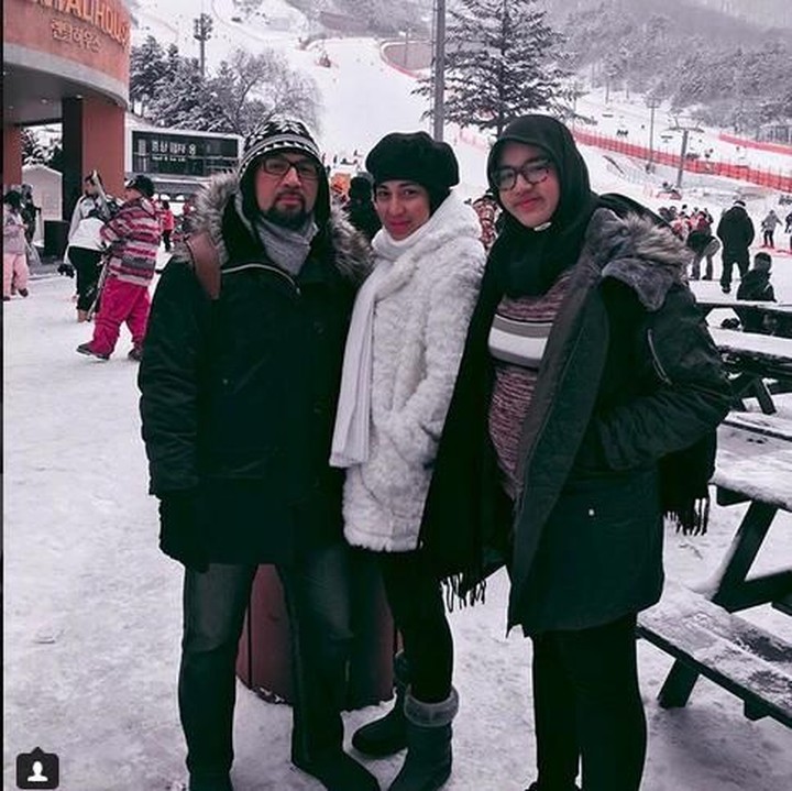 <p>Devi dan keluarga jalan-jalan ke Korsel. Lagi musim salju tuh, brrrr! (Foto: Instagram @devips)</p>