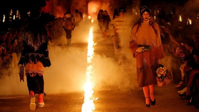 FOTO: Kobaran Api di Peragaan Busana Gucci
