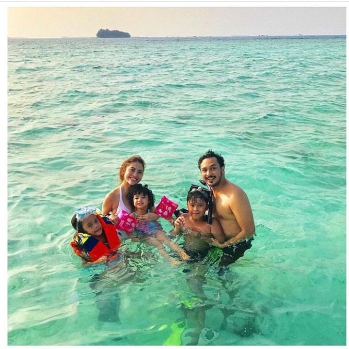 <p>Liburan ke pantai bareng keluarga, seru juga ya. (Foto: Instagram @giring)</p>
