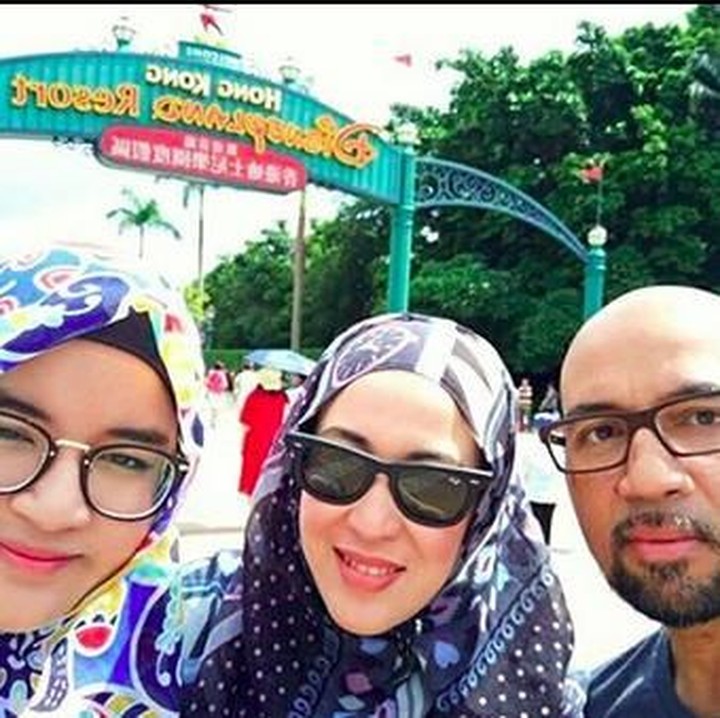 <p>Devi dan keluarga jalan-jalan ke Disneyland Hong Kong. Wah lagi terik-teriknya cuaca di sana, Bun. (Foto: Instagram @devips)</p>