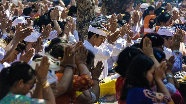 FOTO: Pulang ke Kampung Halaman di Hari Raya Galungan