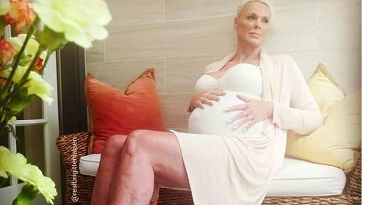 Di usia 50 tahun umumnya seorang wanita sudah bersiap jadi nenek. Tapi ada juga yang hamil dan bersiap melahirkan lho.