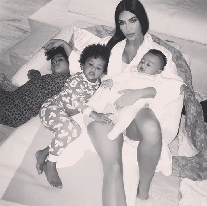 <p>Kim sempat cerita kalau setiap kali photoshoot bersama anak-anaknya, ia selalu memberikan reward berupa permen. (Foto: Instagram @kimkardashian)</p>