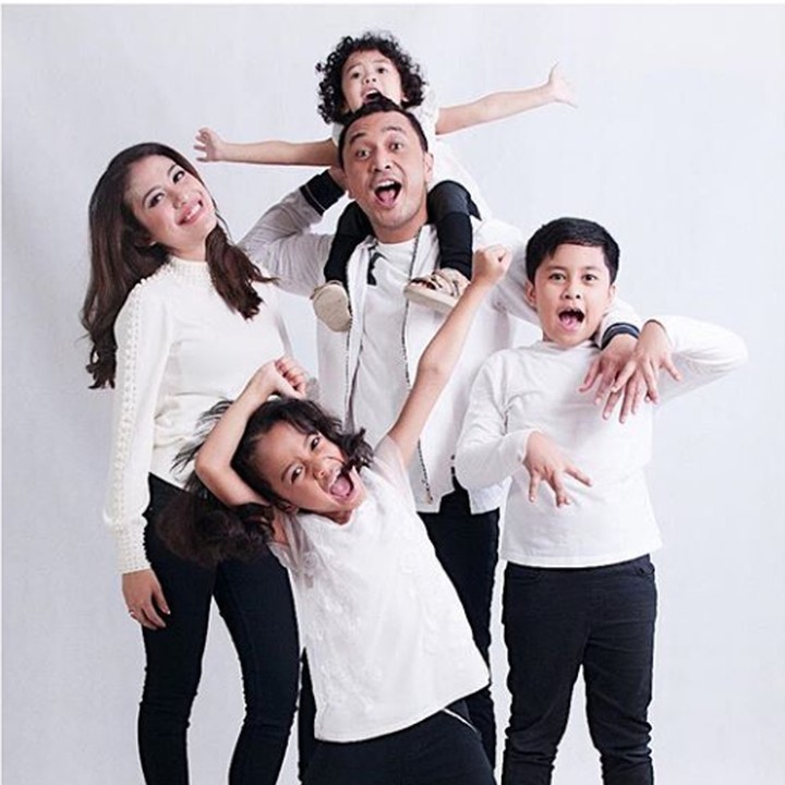 <p>Hi-hi pose untuk keluarganya kocak banget ya. (Foto: Instagram @giring)</p>