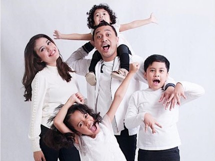 Dukungan Romantis Istri Saat Giring 'Nidji' Jalani Operasi