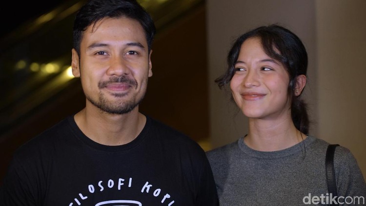 Putri Marino yang kini sedang hamil memberi puisi singkat yang bikin melting teruntuk suami tercinta, Chicco Jerikho, di hari ultahnya.