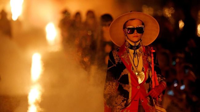 Gucci, Saint Laurent, Balenciaga, dan Alexander McQueen berkomitmen untuk tidak mempekerjakan model di bawah usia 18 tahun.