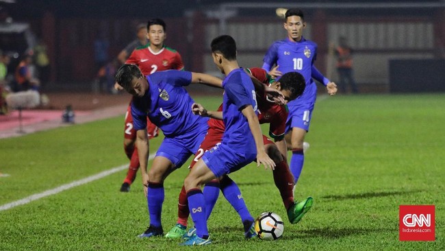 Timnas Indonesia U-23 untuk sementara bermain imbang tanpa gol melawan Timnas Thailand U-23 pada laga persahabatan di Stadion PTIK, Jakarta, Kamis (31/5).