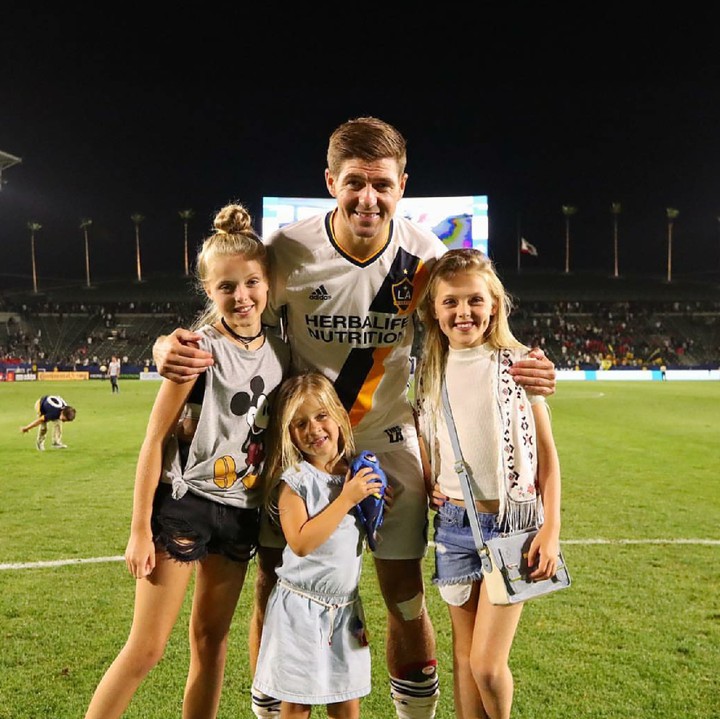 <p>Ia kini mempunyai tiga putri dan satu putra yang masih bayi. (Foto: Instagram/stevengerrard)</p>