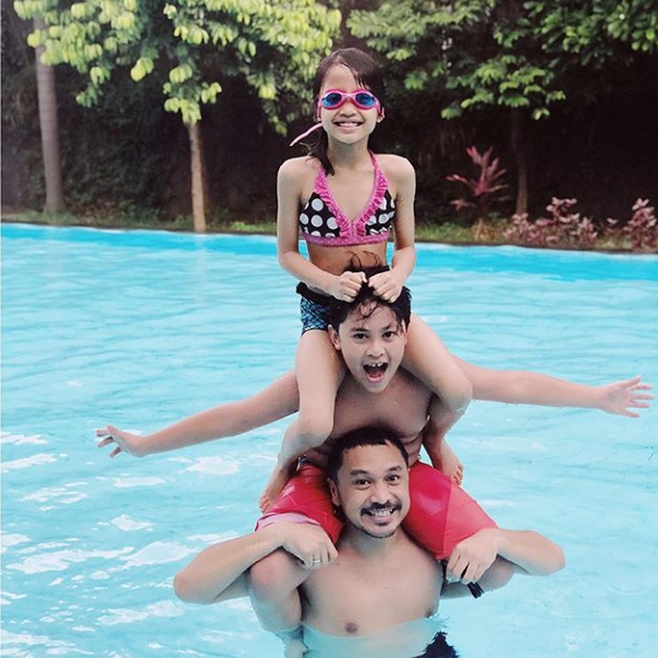 <p>Aih, asyiknya berenang bersama Ayah Giring. (Foto: Instagram @giring)</p>