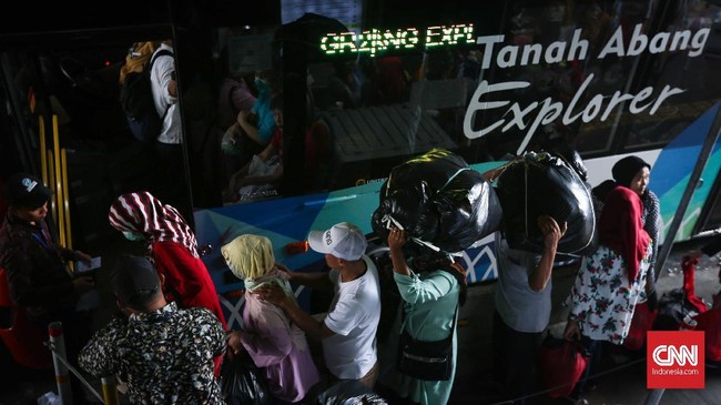 FOTO: Riuh Pasar Tanah Abang Jelang Lebaran