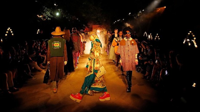 FOTO: Kobaran Api di Peragaan Busana Gucci