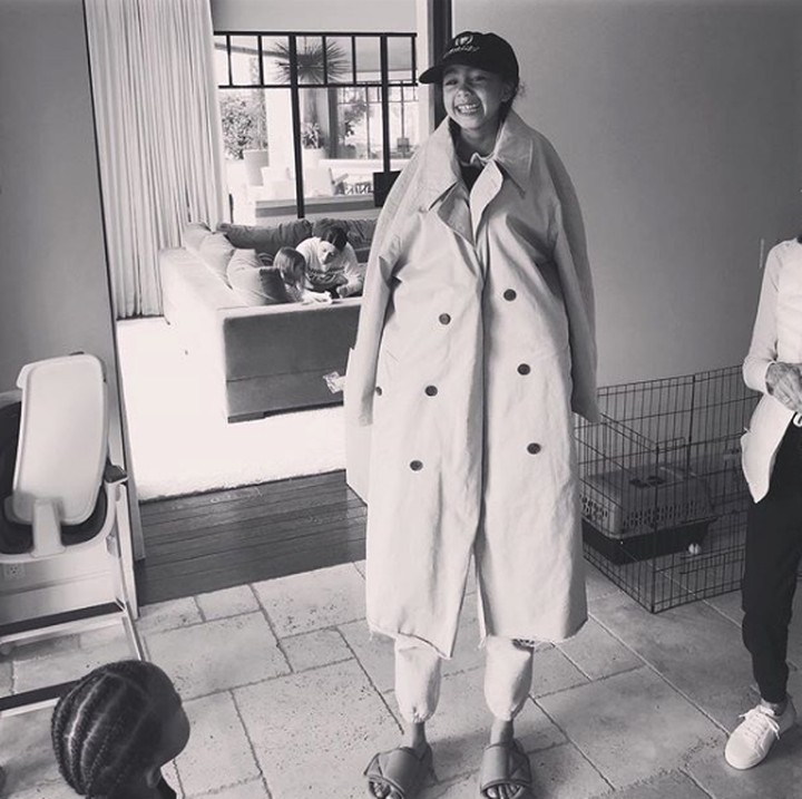 <p>Gemas banget nih, North menyamar jadi wanita padahal sedang digendong bundanya. (Foto: Instagram @kimkardashian)</p>