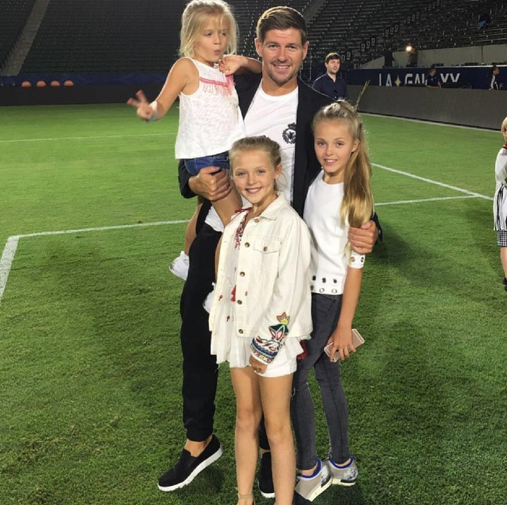 <p>Buat seorang ayah, anak adalah harta mereka yang paling berharga. (Foto: Instagram/stevengerrard)</p>
