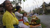 FOTO: Pulang ke Kampung Halaman di Hari Raya Galungan Momen Hari Raya Galungan yang diperingati tiap enam bulan sekali menjadi momen umat Hindu untuk pulang kampung dan berdoa di tempat kelahirannya.