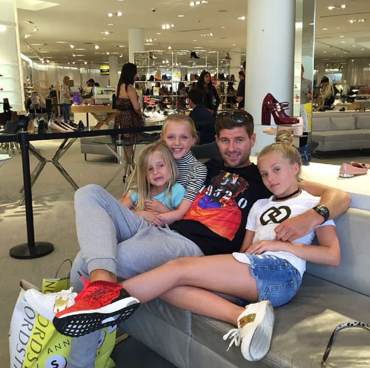 <p>Beginilah ketika seorang Steven Gerrard menghabiskan waktu bareng anak-anaknya. Dia sosok ayah yang peduli banget ya pada si kecil. (Foto: Instagram/stevengerrard)</p>