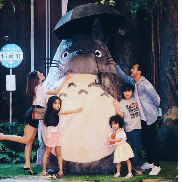 <p>Happy ya, saat anak-anak alan-jalan bersama ayah dan ibu. (Foto: Instagram @giring)</p>