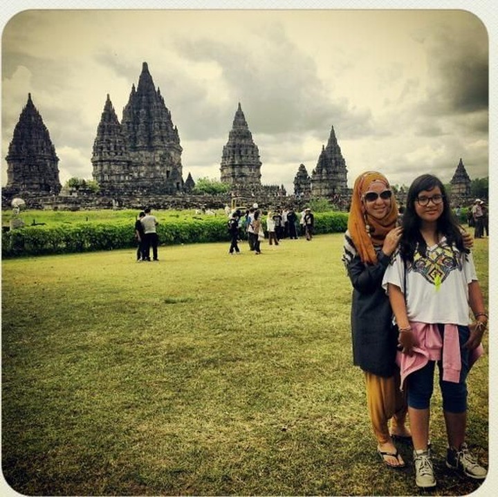 <p>Kebersamaan Devi bareng putri bungsunya, Saleshia, di Candi Prambanan. (Foto: Instagram @devips)</p>