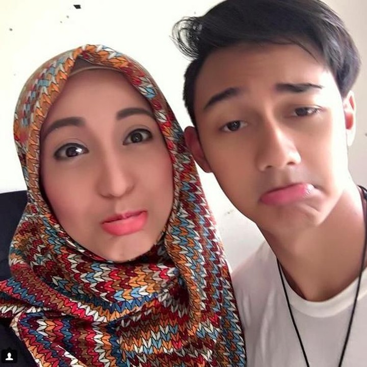 <p>Devi bersama putra bungsunya, Immanuel. Mereka berdua mirip kan saat bergaya duke face begini, Bun? (Foto: Instagram @devips)</p>