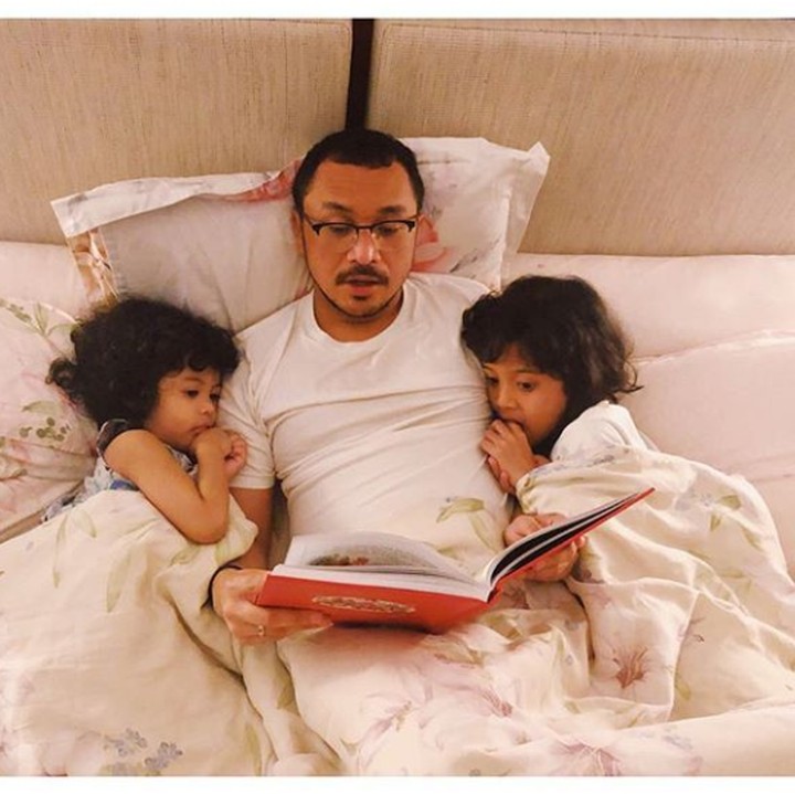 <p>Manis banget sih foto ini, ketika ayah membacakan buku untuk kedua putrinya sebelum tidur. (Foto: Instagram @cynthiariza)</p>