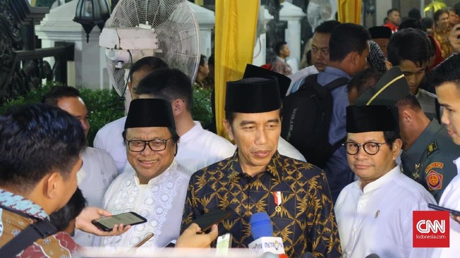 Presiden Joko Widodo mengatakan Oesman Sapta Odang tak mau mundur dari Ketua Umum Partai Hanura untuk menjadi Wantimpres. Kata Jokowi, OSO lebih cinta partai.
