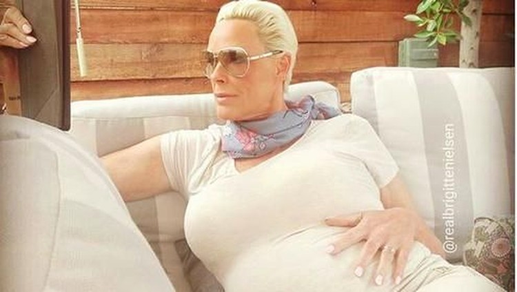 Aktris senior Brigitte Nielsen melahirkan anak kelimanya yang berjenis kelamin perempuan. Brigitte melahirkan di usia 54 tahun, lho.