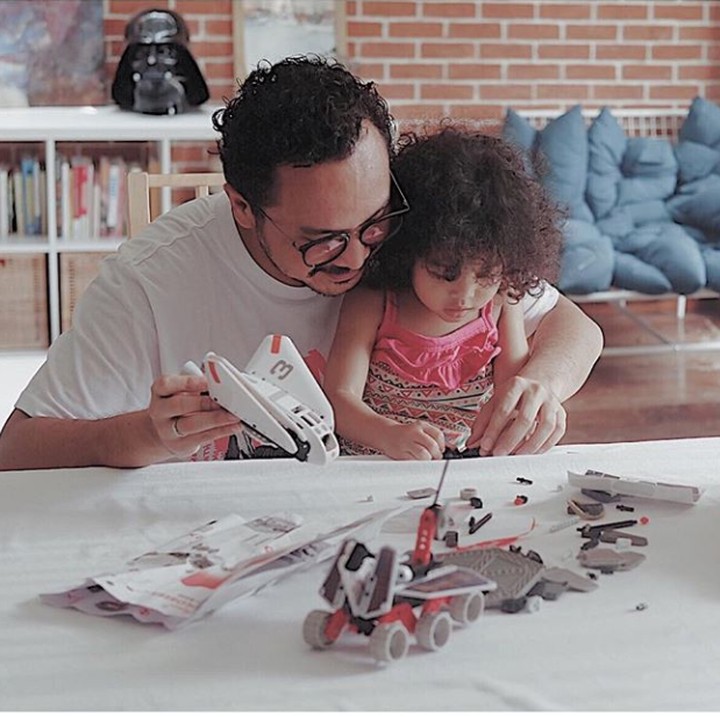 <p>Bermain bersama seperti ini tentu akan jadi kenangan indah, nggak cuma buat si kecil, tapi juga ayahnya. (Foto: Instagram @giring)</p>