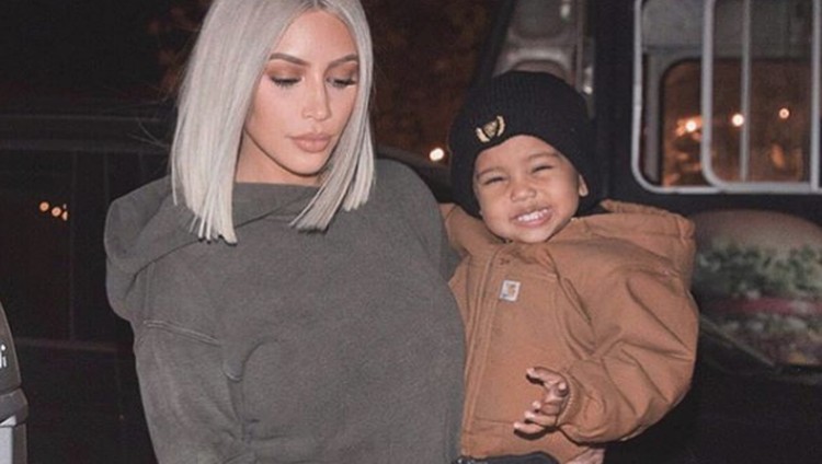 Kim Kardashian mengaku anak-anaknya nggak tahu bahwa ibunya seorang publik figur. Hmm, kok bisa ya?