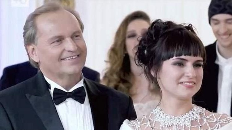 Siapa sangka, Yulia yang berasal dari keluarga miskin mampu memenangkan audisi pencarian istri miliuner dan hidupnya pun berubah. Simak kisahnya yuk Bun!