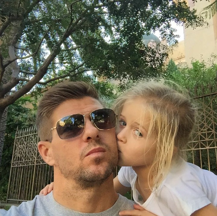 <p>Anak-anak pun nggak kalah sayang pada ayahnya. So sweet! (Foto: Instagram/stevengerrard)</p>