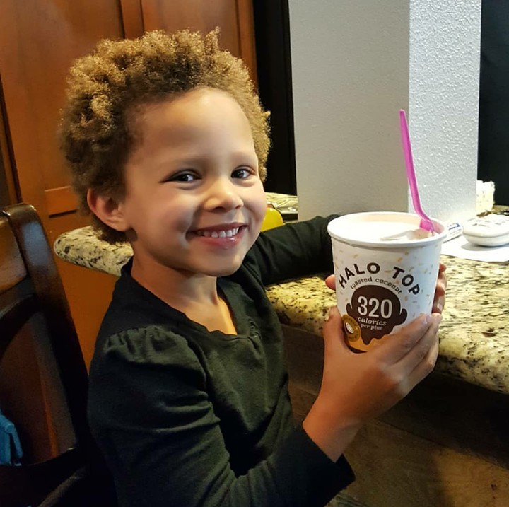 <p>Walaupun begitu, Prisais tetap anak-anak yang senang es krim. He-he. (Foto: Instagram/princess_p_freya_doll)</p>