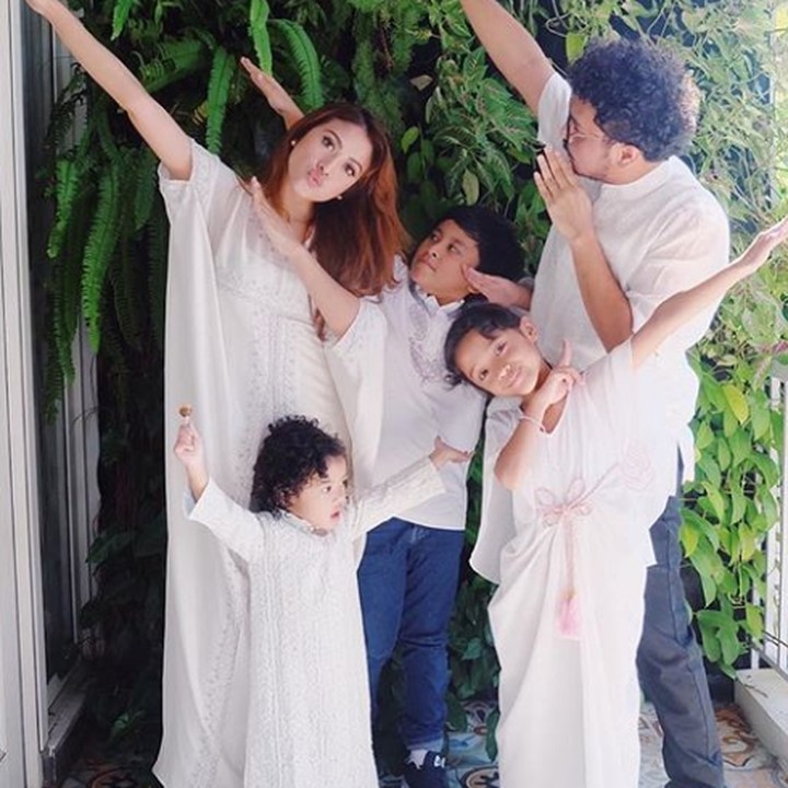 <p>Foto untuk Lebaran tahun ini akan dimeriahkan si adik kecil nih. (Foto: Instagram @cynthiariza)</p>