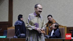 Saat Fredrich Berlebaran dengan Jaksa KPK di Ruang Sidang
