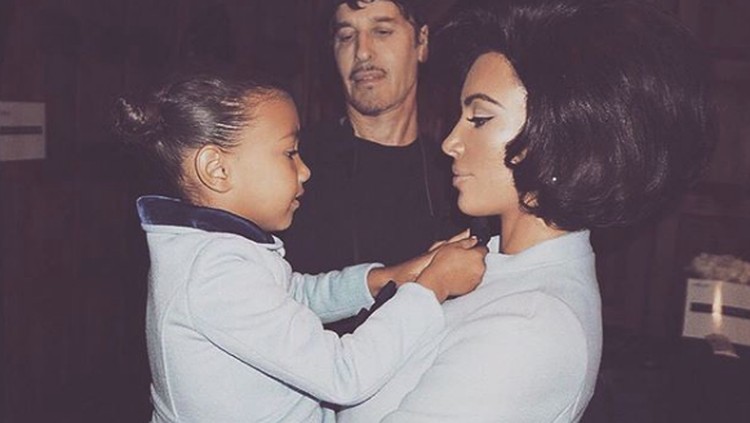 Terkait menyemprotkan parfum ke kulit anak seperti yang dilakukan Kim Kardashian, ada beberapa hal yang perlu Bunda tahu nih.