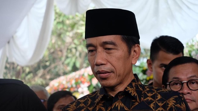 GP Ansor menilai pertemuan Jokowi dan Amien Rais saat ini tak perlu karena akan rentan digiring ke isu negatif. Komunikasi bisa dilakukan lewat telepon.