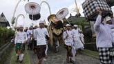FOTO: Pulang ke Kampung Halaman di Hari Raya Galungan Momen Hari Raya Galungan yang diperingati tiap enam bulan sekali menjadi momen umat Hindu untuk pulang kampung dan berdoa di tempat kelahirannya.