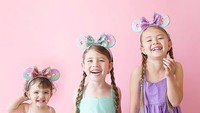 <p>Happy banget kakak-adik ini pakai bando dengan aksesoris donat. Lucu ya! (Foto: Instagram/ @mrs.galloway)</p>