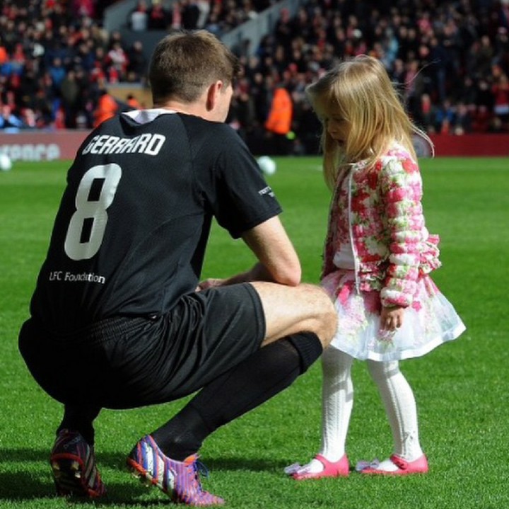 <p>Sebagai pesepakbola, adalah hal yang biasa bagi Gerrard ngajak si kecil ke lapangan hijau. (Foto: Instagram/stevengerrard)</p>