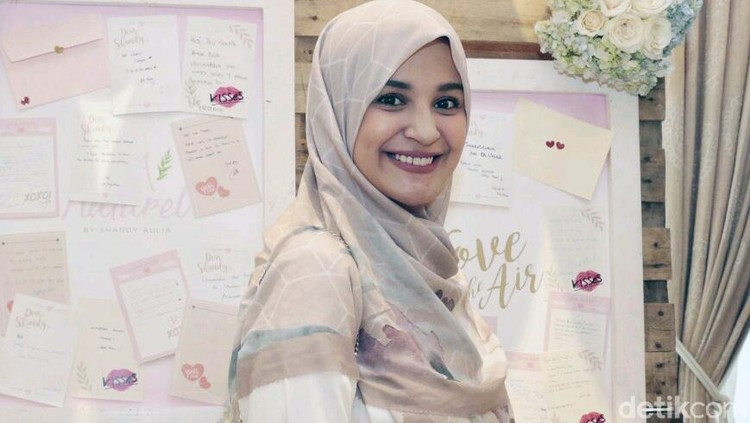 Begini cara Shireen Sungkar tetap dekat dengan anaknya di sela kesibukannya. Simak yuk, Bun.