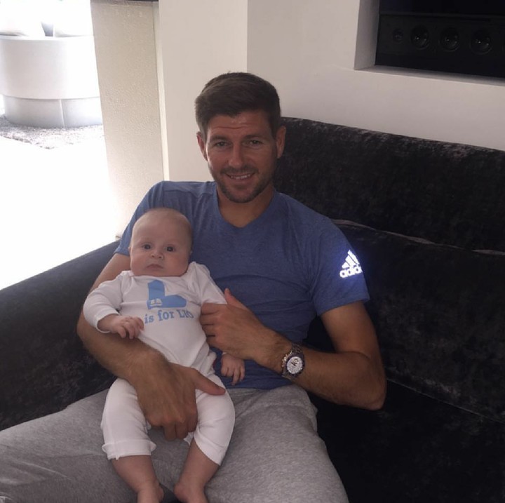 <p>Gerrard seperti 'proud father' banget ya saat menggendong si mungil. (Foto: Instagram/stevengerrard)</p>