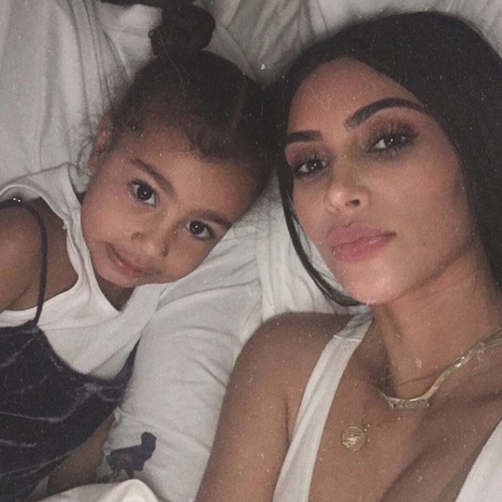 <p>Salah satu hobi North yang sama dengan Kim, selfie! (Foto: Instagram @kimkardashian)</p>