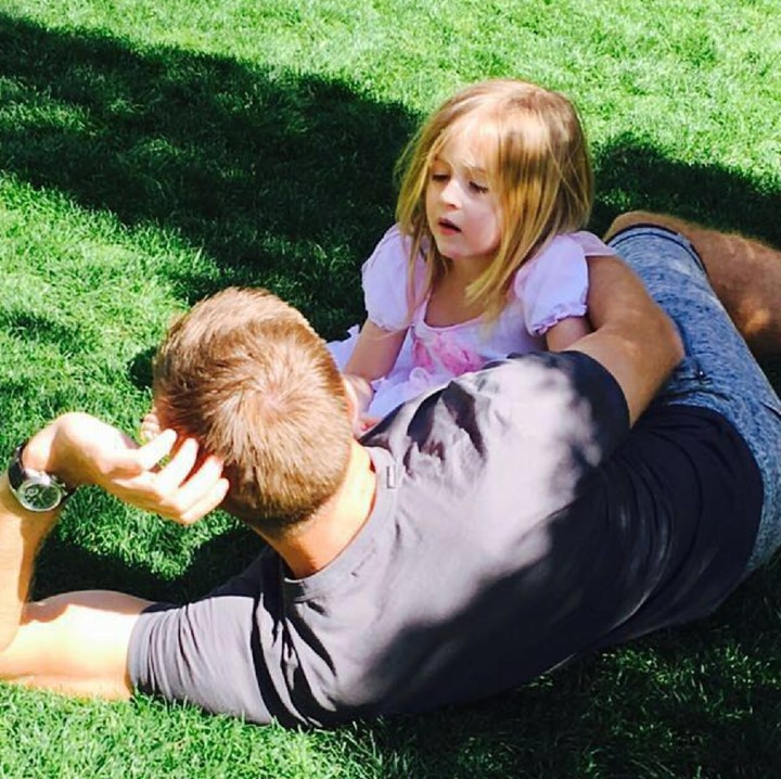 <p>Meski sibuk, Gerrard menyempatkan diri mendengar cerita si kecil lho. (Foto: Instagram/stevengerrard)</p>