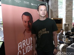 Buat yang Sudah Bosan di Rumah, Nicholas Saputra Titip Pesan Ini