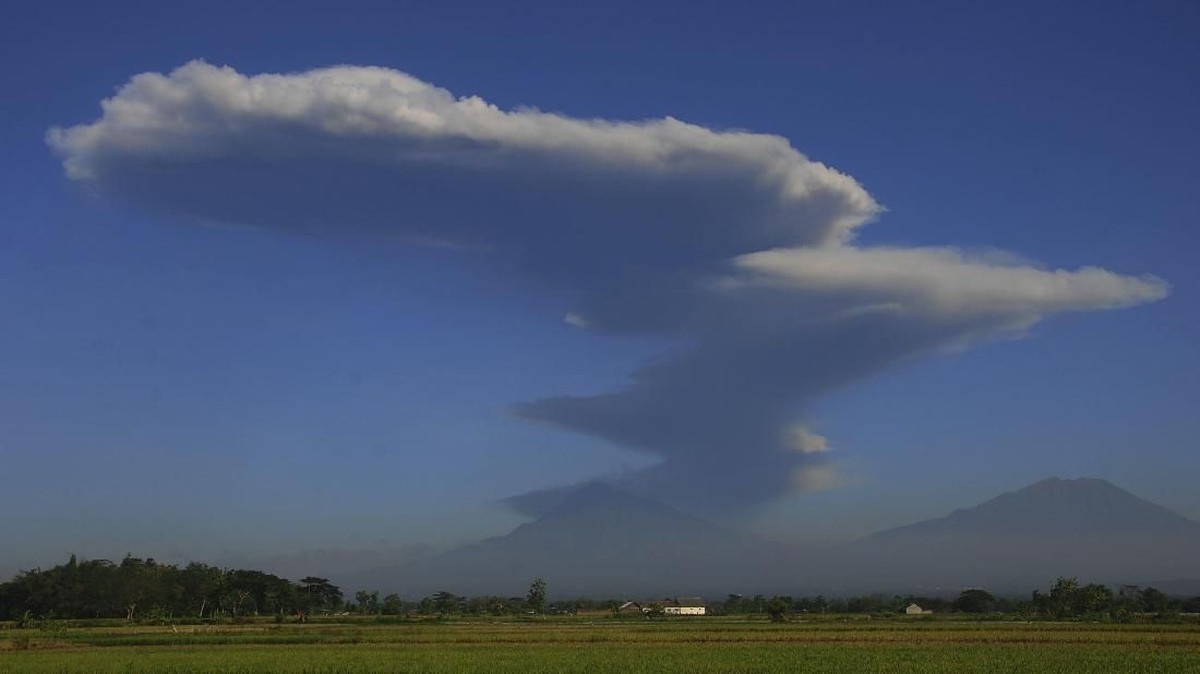 FOTO: Merapi Kembali Erupsi, Ratusan Warga Mengungsi