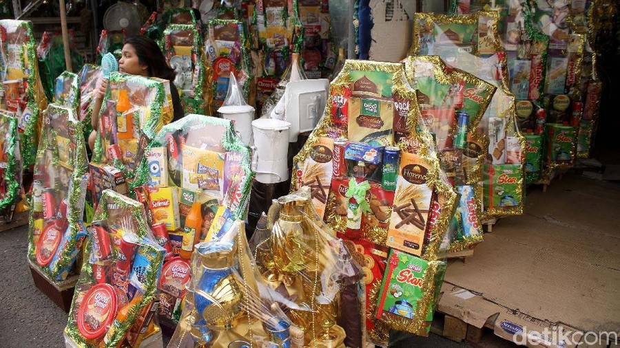 Dua minggu jelang Lebaran penjual parcel mulai kebanjiran pesanan. Seperti yang dialami pedagang parcel di Cikini, Jakarta Pusat, Jumat (1/6/2018).