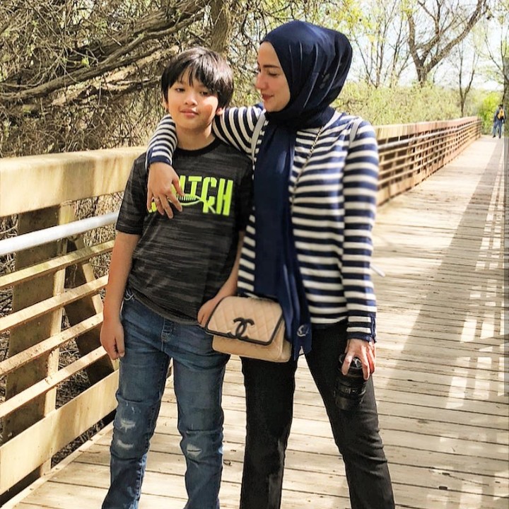 <p>Micah sudah hampir setinggi bundanya. Hmm, kalau seperti ini jadi seperti kakak dan adiknya ya, he-he. (Foto: Instagram @tiaivankka)</p>